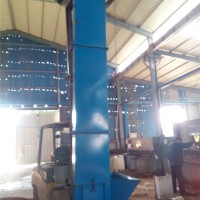 粉料畚斗運轉斗式上料機，垂直沙子用斗式提升機