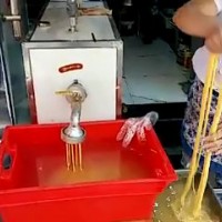 早市現(xiàn)做現(xiàn)賣苞米馇條機玉米面條機
