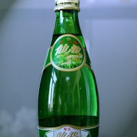 玻璃旋蓋含氣礦泉水